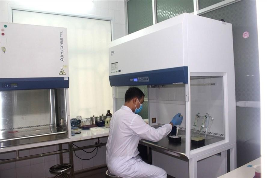 Các nhân viên xét nghiệm COVID-19 làm việc xuyên đêm tại CDC Hải Dương. Ảnh: Bộ Y tế cung cấp