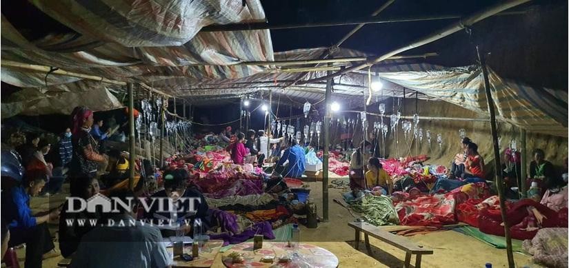 Những người bị ngộ độc sau khi ăn cỗ cưới đang được điều trị tại Trung tâm Y tế huyện Sìn Hồ. (Ảnh: Dân Việt)