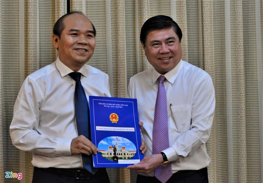 Ông Trần Văn Bảy (bên trái) nhận quyết định điều động, bổ nhiệm. Ảnh: Quang Huy. 