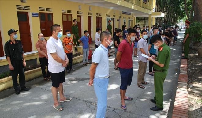 Các đối tượng liên quan tại cơ quan công an. Ảnh: Báo Công an nhân dân