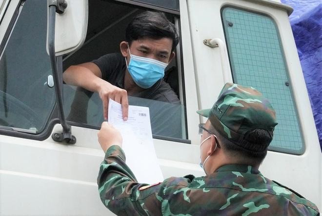 Hải Phòng yêu cầu tài xế, phụ xe tải thuộc nhóm nguy cơ cao phải có giấy xét nghiệm âm tính SARS-CoV-2. Ảnh: Zing