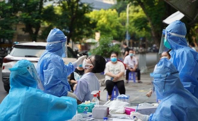 Lấy mẫu xét nghiệm Covid-19. Ảnh: dantri.com.vn 