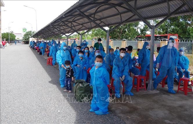 Các công dân trở về tập trung chờ lấy mẫu xét nghiệm nhanh SARS-CoV-2. (Ảnh: TTXVN)