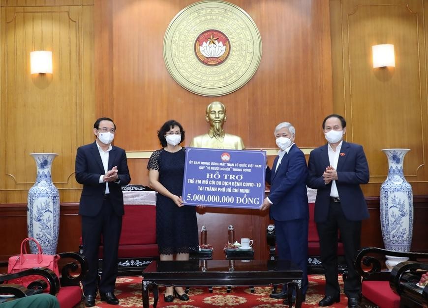UBTƯ MTTQ trao tiền hỗ trợ cho trẻ em mồ côi do dịch COVID-19 tại TP Hồ Chí Minh. (Ảnh: TTXVN) 