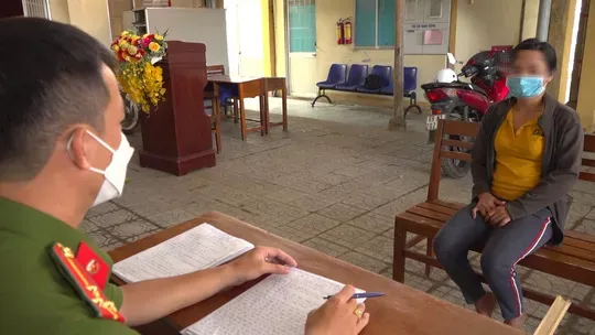 Công an đang lấy lời khai của bà L. để phục vụ quá trình điều tra. (Ảnh: Quân Phúc) 