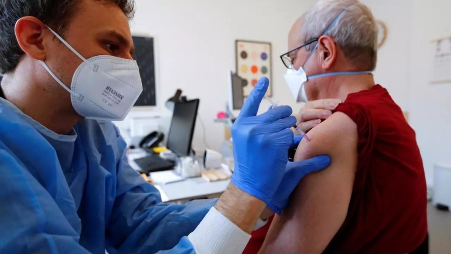 Tiêm vaccine COVID-19 cho người cao tuổi tại Berlin, Đức. (Ảnh: Reuters)