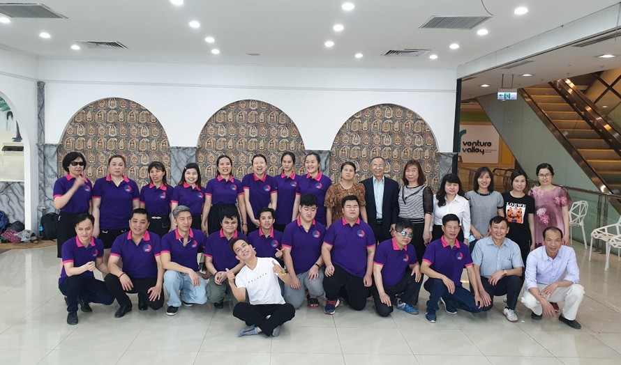 Thầy Hòa cùng các học viên khiếm thị chụp ảnh lưu niệm với ông Lê Trung Quyết - Chủ tịch Hội người mù TP Hà Nội. (Ảnh: Nhân vật cung cấp)