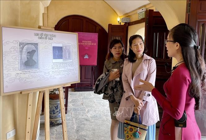 Giới thiệu, thuyết minh sách tại triển lãm. (Ảnh: TTXVN)