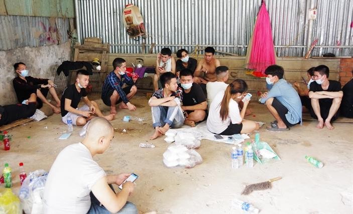 Các đối tượng vượt biên bị Đồn Biên phòng cửa khẩu Long Bình bắt giữ. Ảnh: Trọng Hà