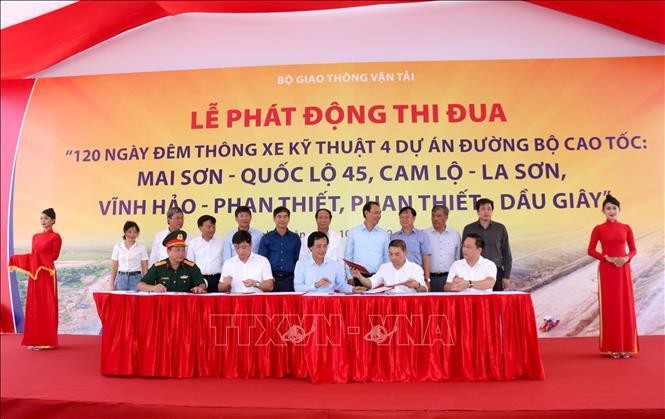Ký kết giao ước thi đua giữa các Nhà thầu và Chủ đầu tư tại Lễ phát động thi đua "120 ngày đêm thông xe kỹ thuật 4 dự án đường bộ cao tốc”. 