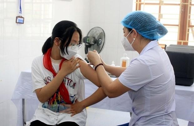 Nhân viên y tế tiêm vaccine cho trẻ từ 5 đến dưới 12 tuổi. (Ảnh: TTXVN) 