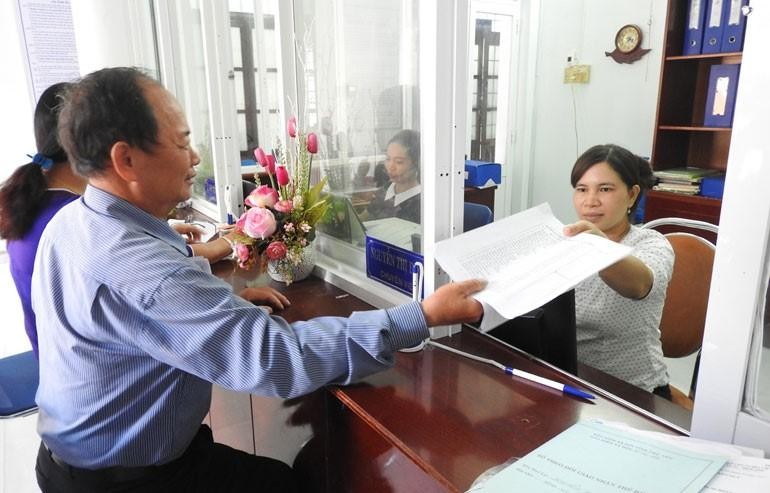 Giải quyết thủ tục hành chính cho người lao động. Ảnh: TTXVN.