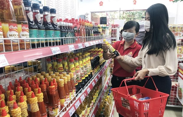 Khách mua sắm tại cửa hàng Vissan. (Ảnh: Mỹ Phương/TTXVN)