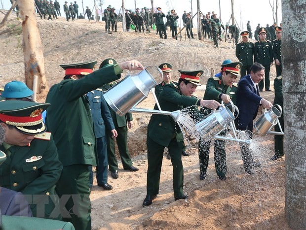Đại tướng Phan Văn Giang, Đại tướng Lương Cường cùng các đại biểu trồng cây tại khuôn viên Bảo tàng Lịch sử quân sự Việt Nam đang xây dựng. (Ảnh: Hồng Pha/TTXVN/phát)