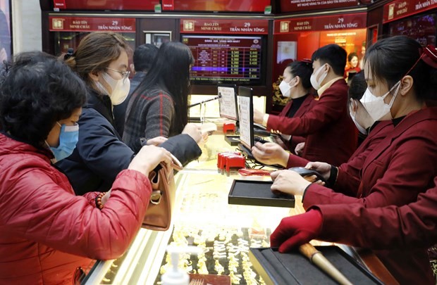 Khách hàng giao dịch vàng miếng. (Ảnh: TTXVN)