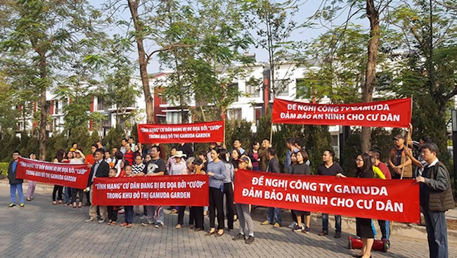 Cư dân Gamuda Garden căng băng rôn đề nghị chủ đầu tư đảm bảo an ninh cho khu đô thị