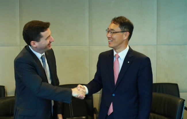 "Cú" bắt tay của hai ngân hàng được nhận định tác động mạnh mẽ đến sự tăng trưởng của ngành ngân hàng bán lẻ Việt Nam 