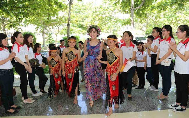 CEO Vietjet tới với trẻ em nghèo trong ngày quốc tế lao động 1/5.