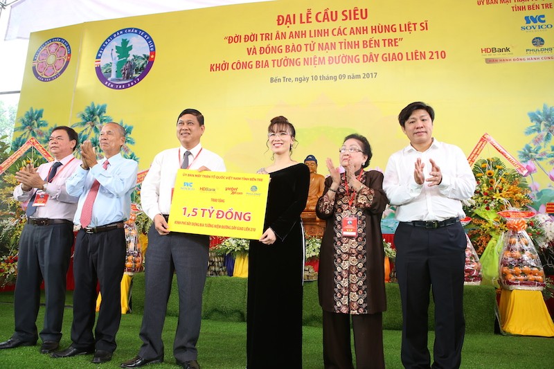 Đại diện nhà tài trợ trao biểu trưng tài trợ xây dựng bia tưởng niệm đường dây giao liên A210