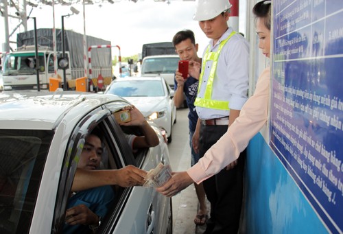 Nhiều tài xế trả tiền lẻ tại trạm thu phí Cai Lậy để phản đối vị trí đặt trạm. Ảnh: Hoàng Nam. 