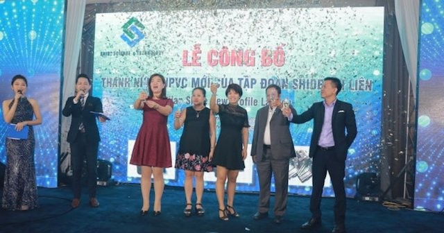  Đại diện các ông ty chúc mừng Tập đoàn Shide Đại Liên trong ngày ra mắt sản phẩm thanh nhựa mới. 