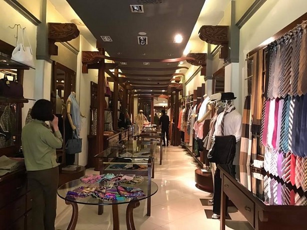  Lực lượng quản lí thị trường và công an đang kiểm tra hàng hoá bên trong cửa hàng.