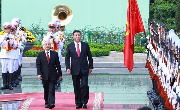 Tổng bí thư Nguyễn Phú Trọng và Tổng bí thư, Chủ tịch Trung Quốc Tập Cận Bình duyệt Đội danh dự. Ảnh: Giang Huy.