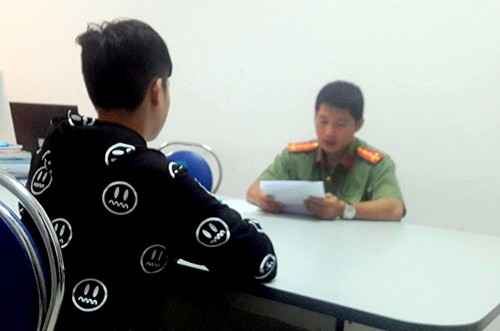 Thanh niên livestream "Cô Ba Sài Gòn" làm việc với công an. Ảnh: Phong Huy