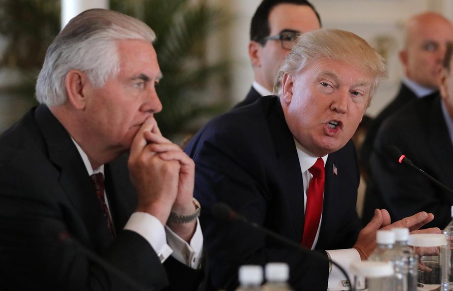 Tổng thống Mỹ Donald Trump đang trò chuyện với Ngoại trưởng Rex Tillerson. (Ảnh: Reuters)