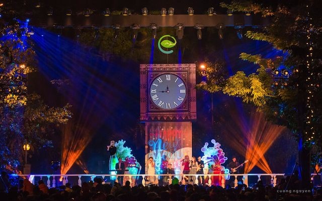 Sân khấu lấy cảm hứng từ đồng hồ Big Ben cao tới 8m sáng rực ánh đèn cùng cư dân đón chờ thời khắc năm mới 2018