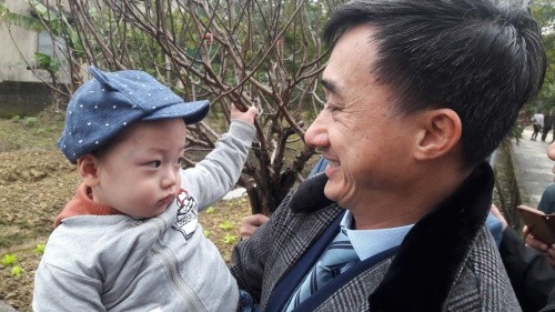 Bé Gấu và giáo sư Trần Văn Thuấn, Giám đốc Bệnh viện K Trung ương (Hà Nội). Ảnh: T.B.