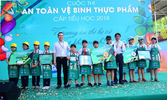 Đại diện sữa Cô Gái Hà Lan trao giải cho các đội giành chiến thắng trong nhóm học sinh tiểu học