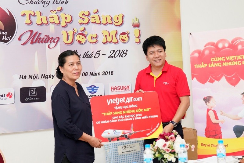 Vietjet phối hợp tổ chức chương trình ‘Thắp sáng những ước mơ’ năm 2018