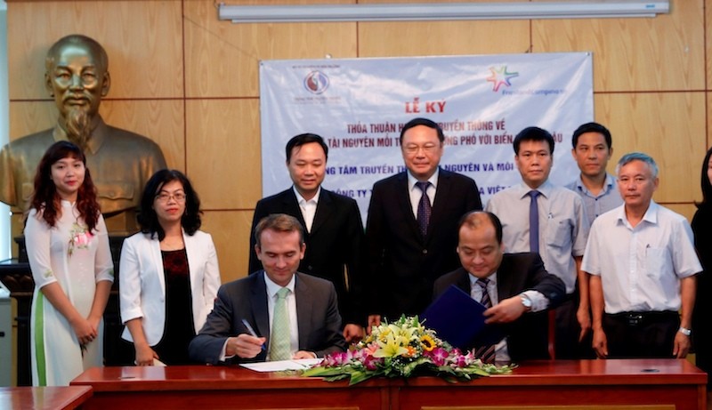 Ông Arnoud van den Berg, TGĐ FrieslandCampina VN (trái) và ông Nguyễn Việt Dũng, GĐ Trung tâm Truyền thông Tài nguyên và Môi trường