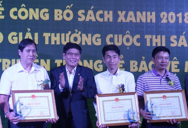 Đại diện FrieslandCampina Việt Nam (áo trắng bên trái) nhận bằng khen từ Ban tổ chức