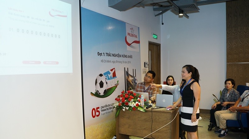 Đại diện khách hàng quay số tìm người may mắn