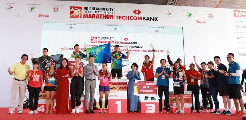 Ông Trần Vĩnh Tuyến – Phó Chủ tịch Ủy ban Nhân dân TP.Hồ Chí Minh và Bà Tô Thị Bích Châu – Chủ tịch Mặt trận Tổ Quốc TP.Hồ Chí Minh trao thưởng cho các Vận động viên chuyên nghiệp