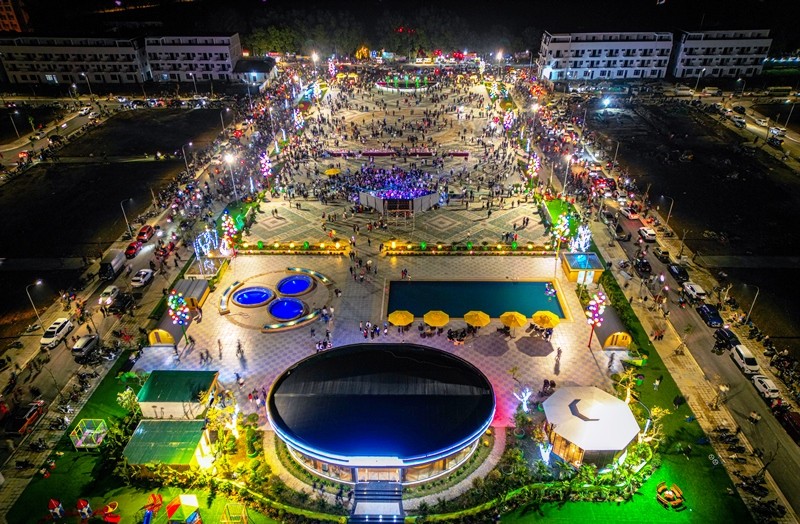 Quảng trường Bông lúa tại Golden Field Nghĩa Lộ trở thành khu Downtown mới của khu vực Nghĩa Lộ, Yên Bái.