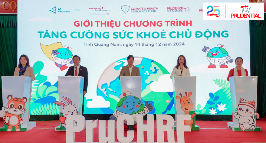 Đại diện Prudential Việt Nam, đối tác và chính quyền địa phương thực hiện nghi thức khởi động dự án.