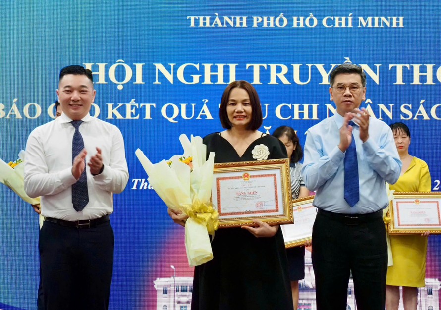 Đại diện Prudential Việt Nam nhận bằng khen tại hội nghị truyền thông báo cáo kết quả thu chi ngân sách nhà nước TP.HCM.
