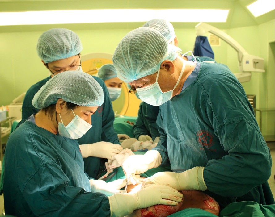 GS.TS Trần Thiết Sơn, PGS. TS Phạm Thị Việt Dung trực tiếp thực hiện phẫu thuật.