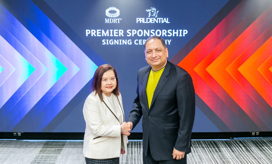 Ông Pankaj Banerjee, Phó Tổng Giám đốc Kênh đại lý (Group CAO) của Tập đoàn Prudential plc (phải) và Bà Carol Kheng, Chủ tịch MDRT 2025 (trái), đã tham dự lễ ký kết tài trợ tại Bangkok, Thái Lan.