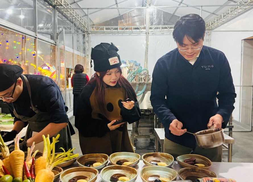 Bếp trưởng Hoàng Tùng trình diễn ẩm thực Fine Dining tại Lễ hội đèn lồng quốc tế 2025.