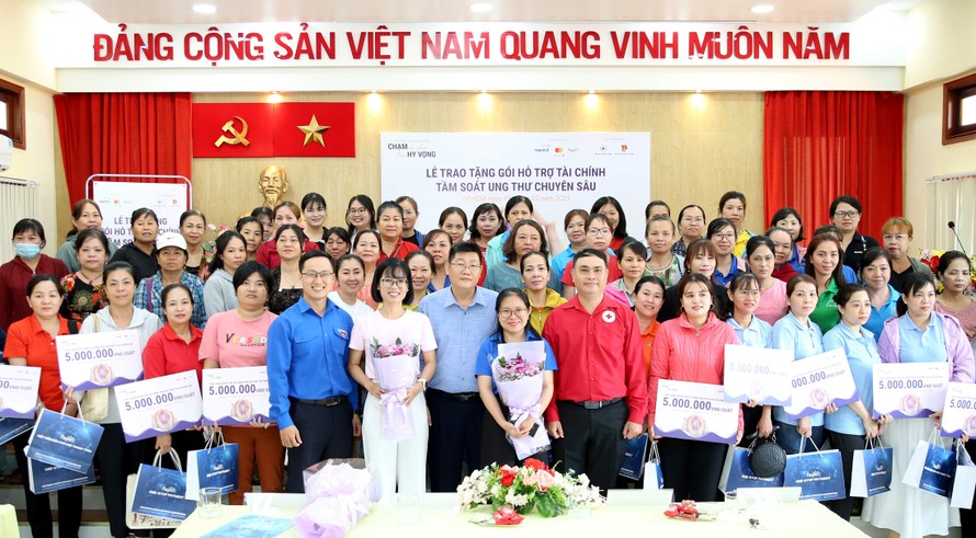 NAPAS, Mastercard và Payoo trao tặng suất hỗ trợ tài chính cho 200 phụ nữ có nguy cơ cao mắc bệnh ung thư