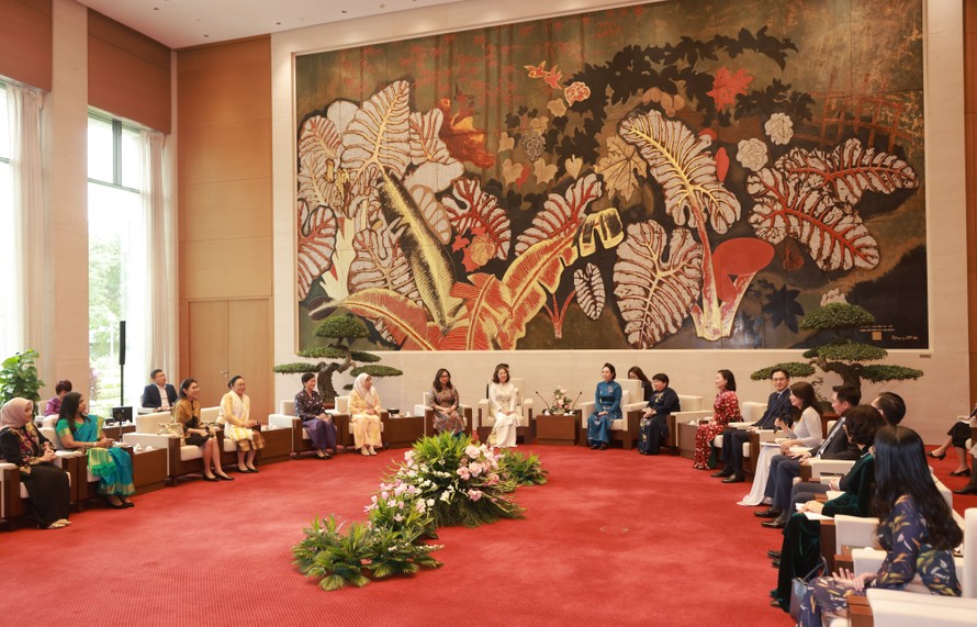 Tiệc trà giao lưu trong không gian trang trọng, ấm áp và hương trà thanh tao