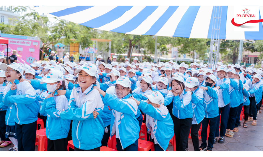 Các em học sinh tham gia trò chơi tại sự kiện Ngày hội An toàn giao thông cấp liên tỉnh.