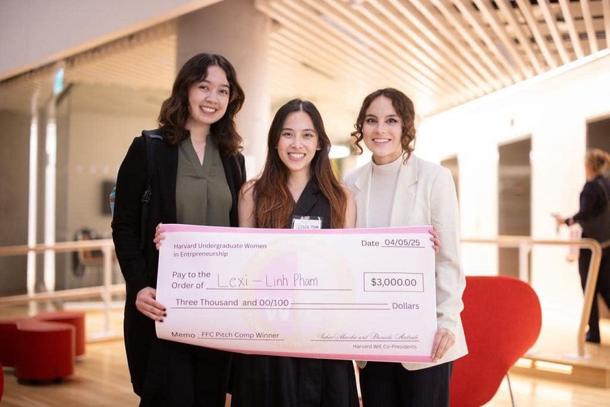 Phạm Hồng Linh và nhóm bạn nhận giải Female Founder Circle Pitch Competition. 