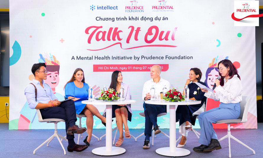 Các khách mời cùng tham gia thảo luận tại chương trình khởi động dự án Các khách mời cùng tham gia thảo luận tại chương trình Talk it Out.