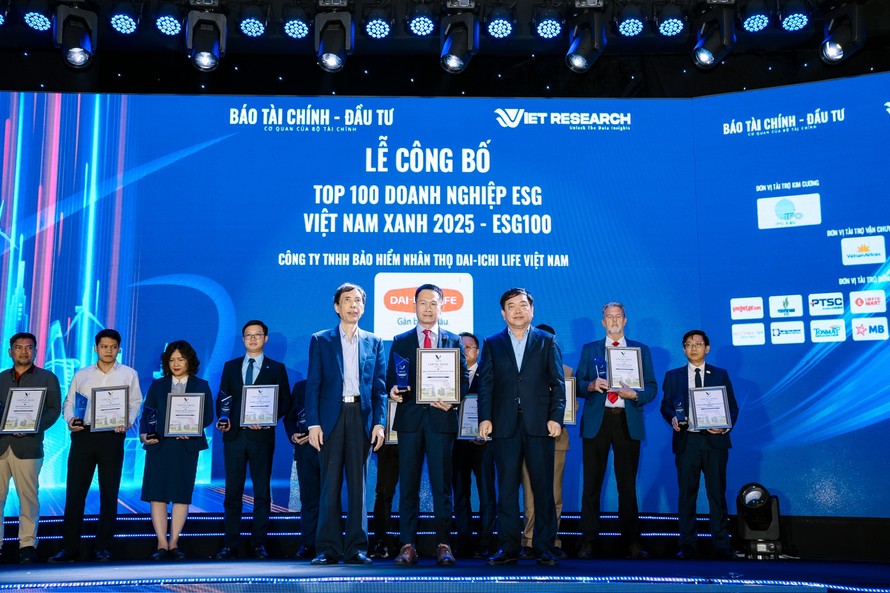 Dai-ichi Life Việt Nam nhận ba giải thưởng uy tín tại Diễn đàn Vietnam Summit 2025