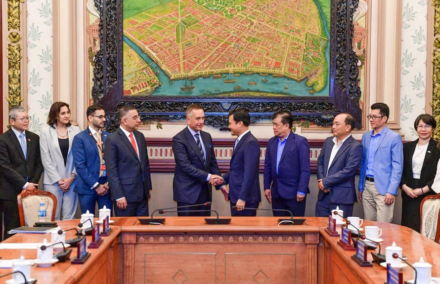 Ông Timothy Murphy và ông Bùi Xuân Cường bắt tay, đánh dấu buổi gặp mặt.